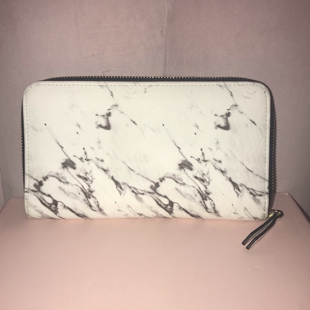 Faux Leather marble wallet! 👝